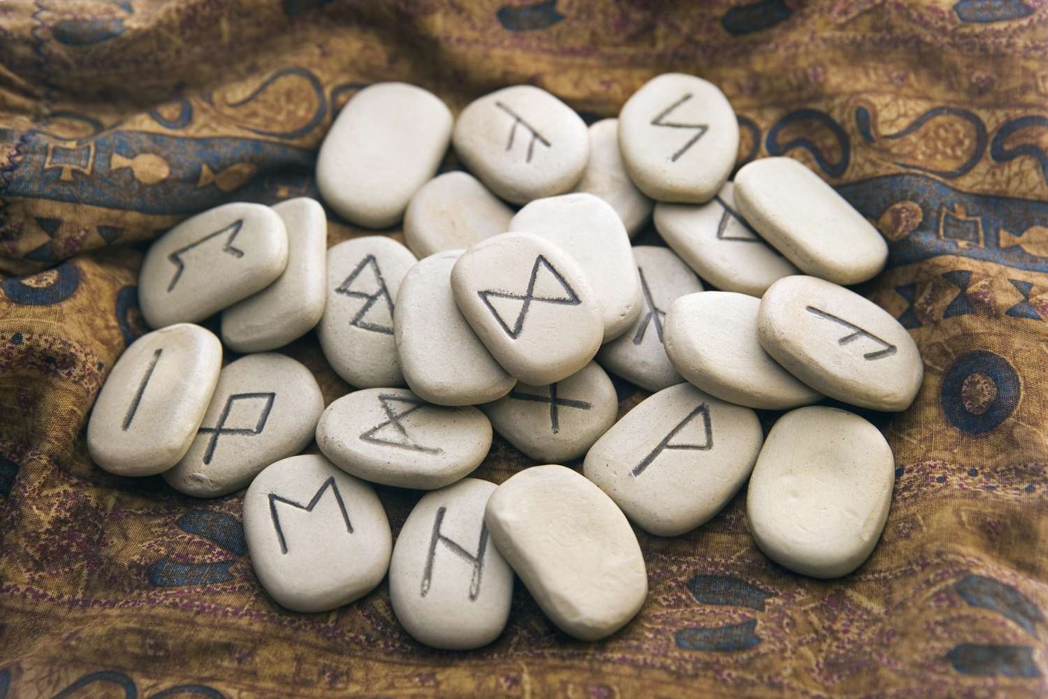 How to Choose Rune Stone Sets UK | Complete Buying Guide – Divine Warrior